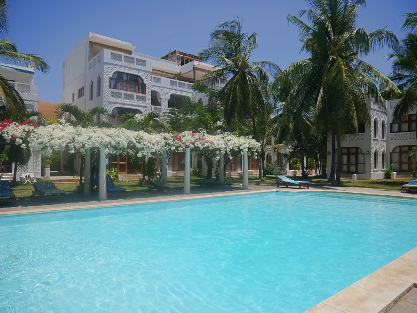 El Mufasa Luxury Apartments with pool and garden 2