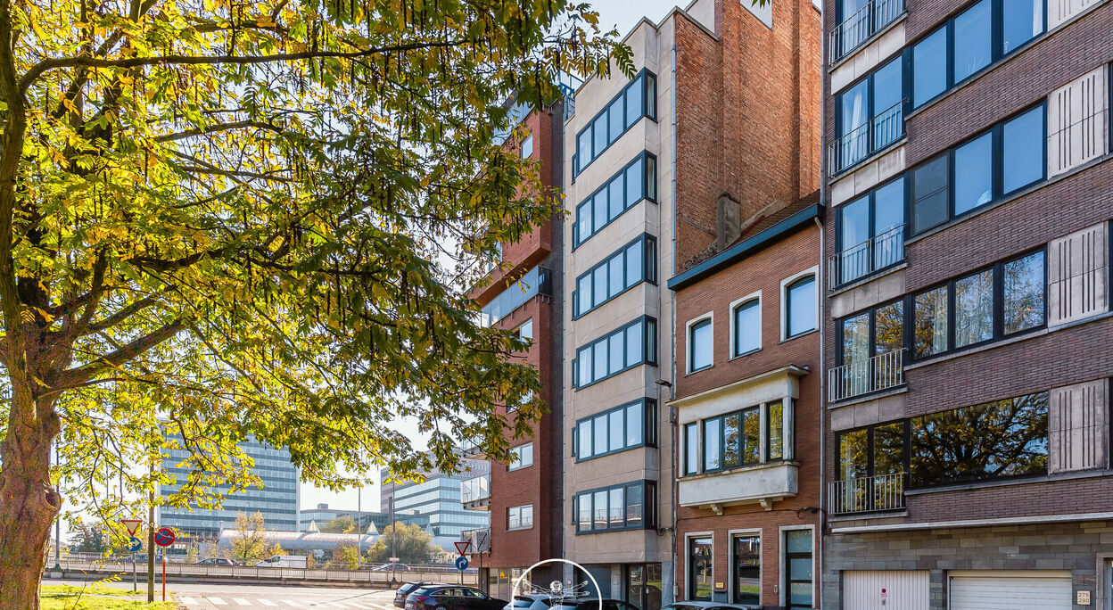 Lichtrijk dakappartement met 2 slaapkamers en terras te Gent