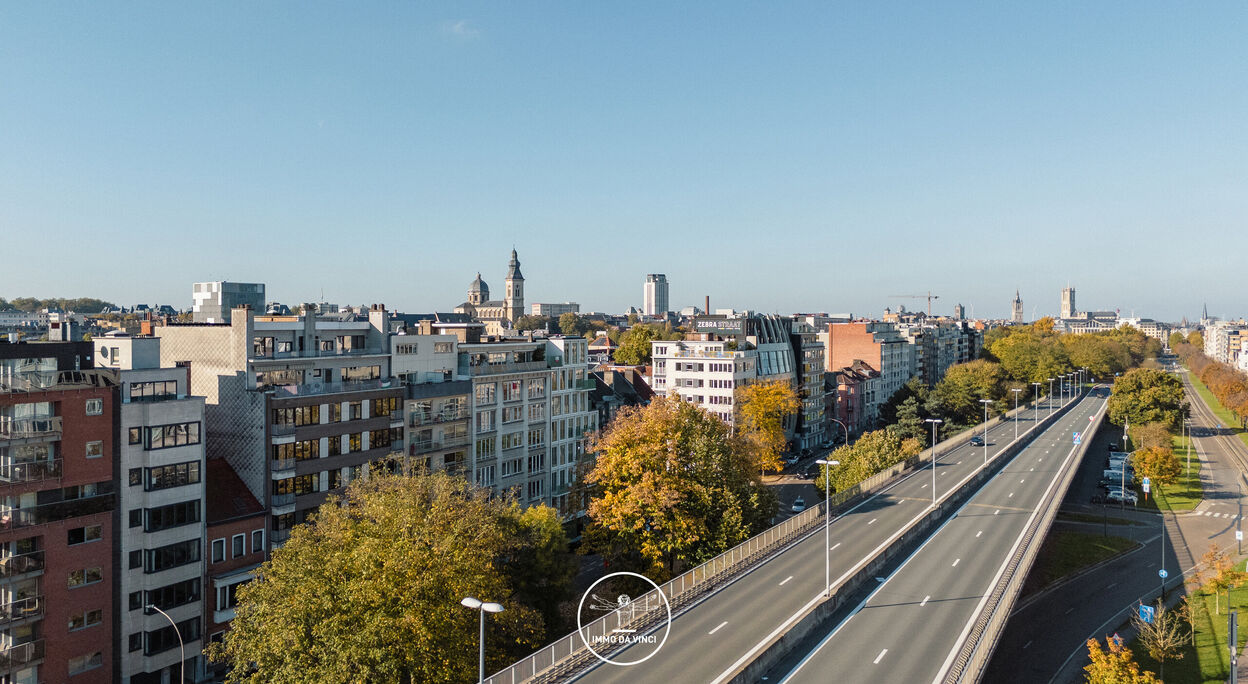 Lichtrijk dakappartement met 2 slaapkamers en terras te Gent