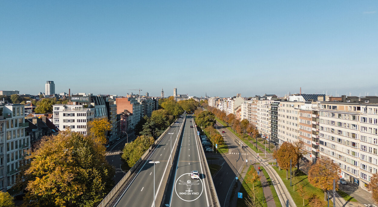 Lichtrijk dakappartement met 2 slaapkamers en terras te Gent