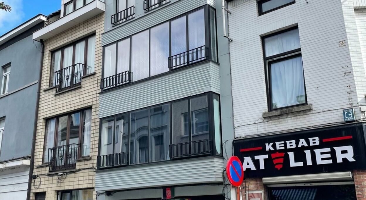 Woning met handelsruimte en 3 appartementen te koop in Gent