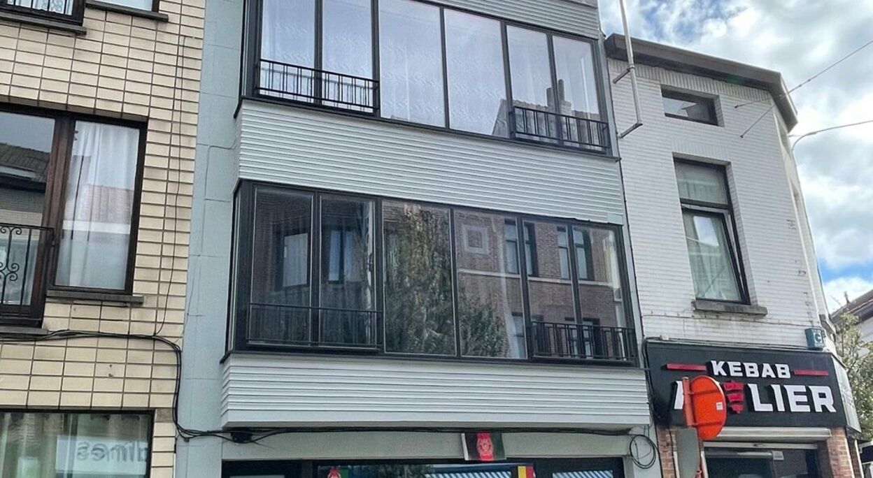 Woning met handelsruimte en 3 appartementen te koop in Gent