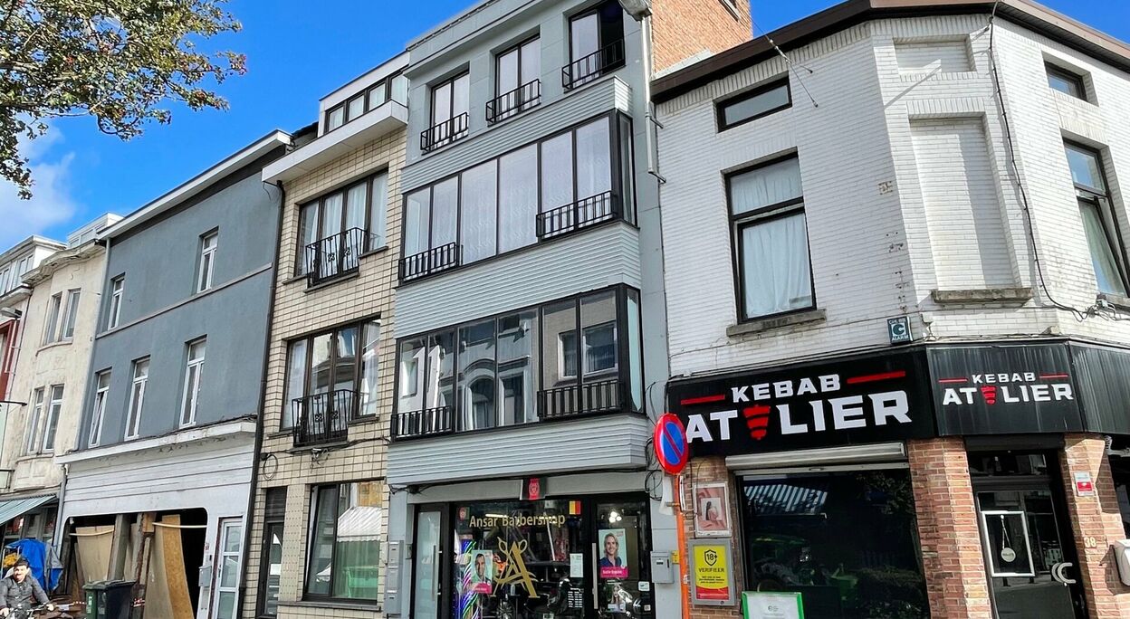 Woning met handelsruimte en 3 appartementen te koop in Gent