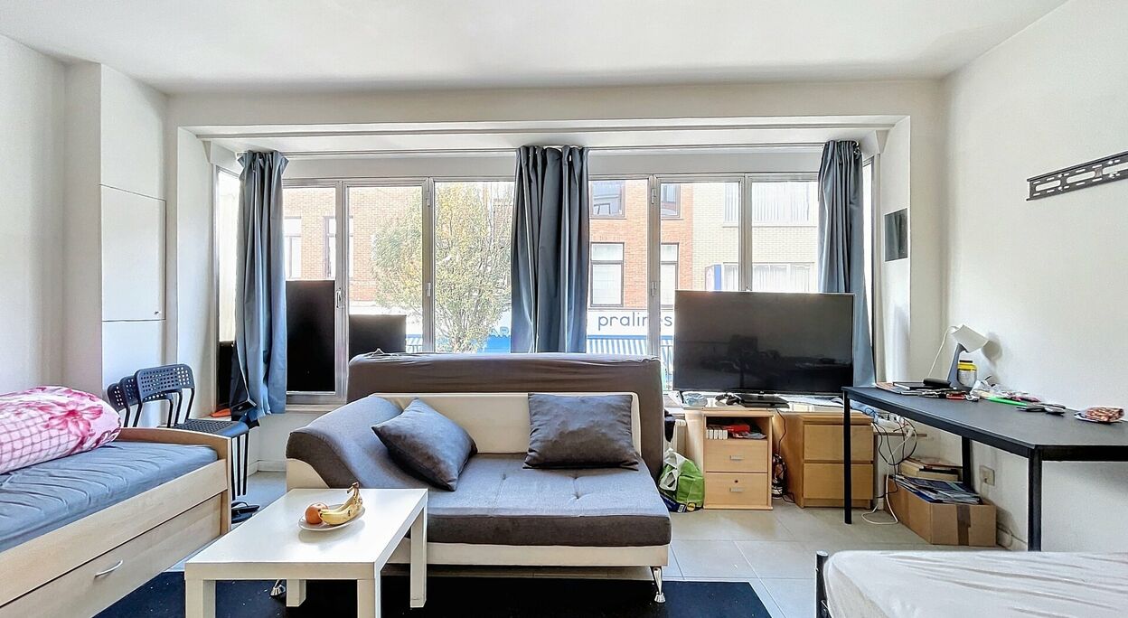 Woning met handelsruimte en 3 appartementen te koop in Gent