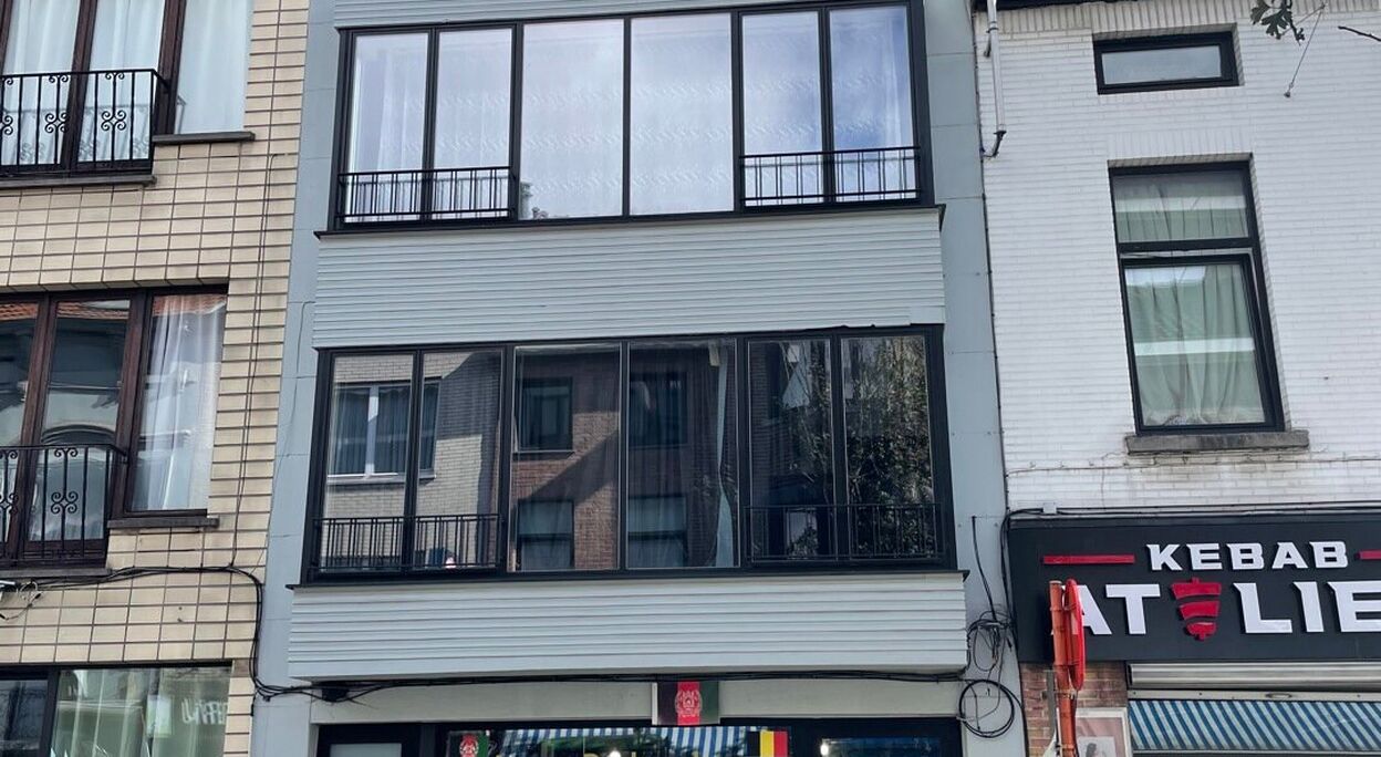 Woning met handelsruimte en 3 appartementen te koop in Gent