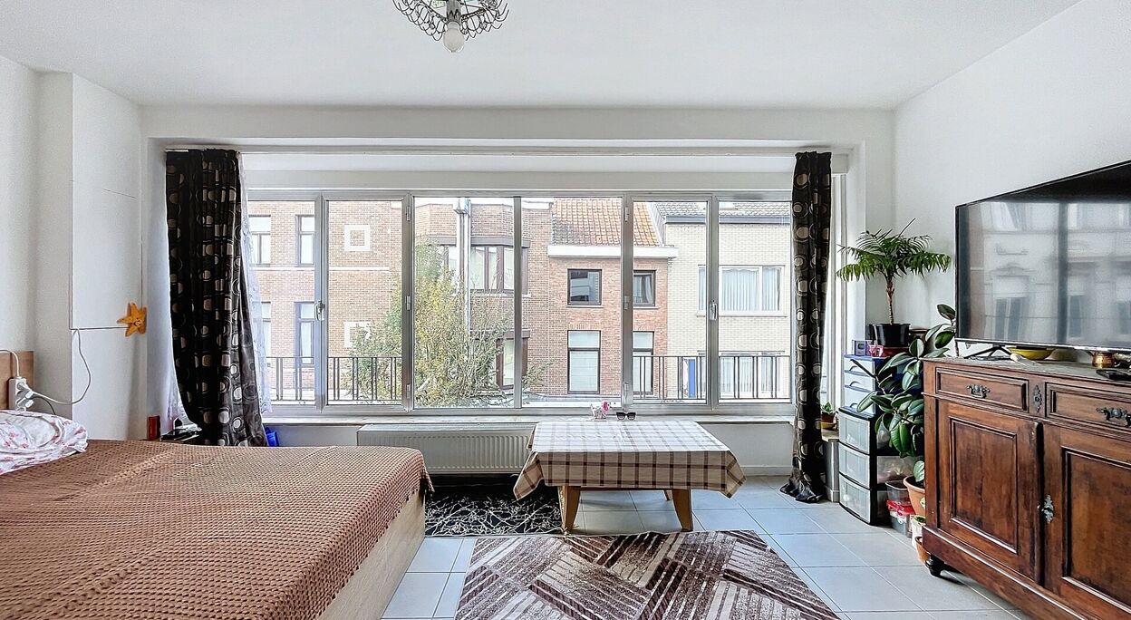 Woning met handelsruimte en 3 appartementen te koop in Gent