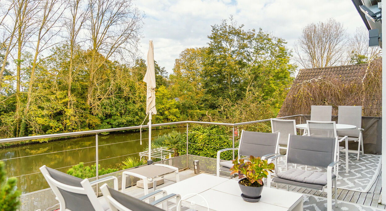 Lichtrijke woning aan de Leiearm van het Leiepark te Afsnee