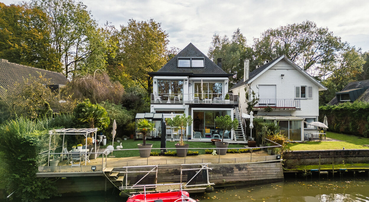 Lichtrijke woning aan de Leiearm van het Leiepark te Afsnee