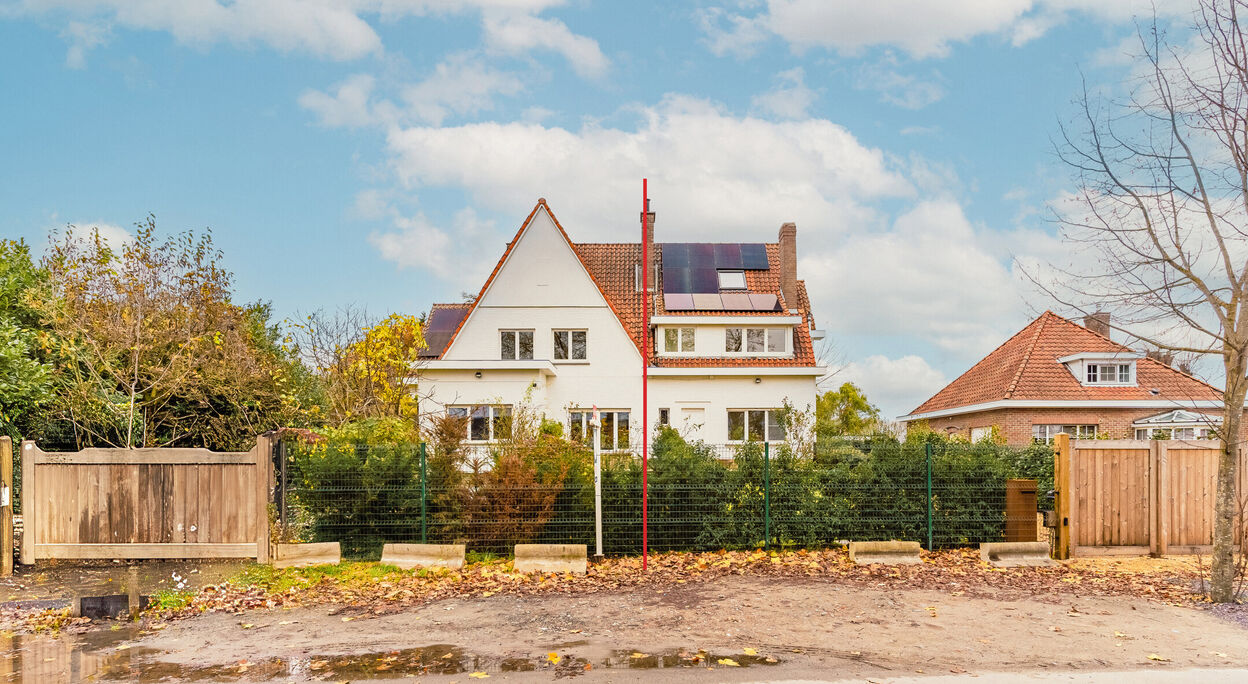 Woning met 4 slaapkamers, garage en tuin te Wondelgem