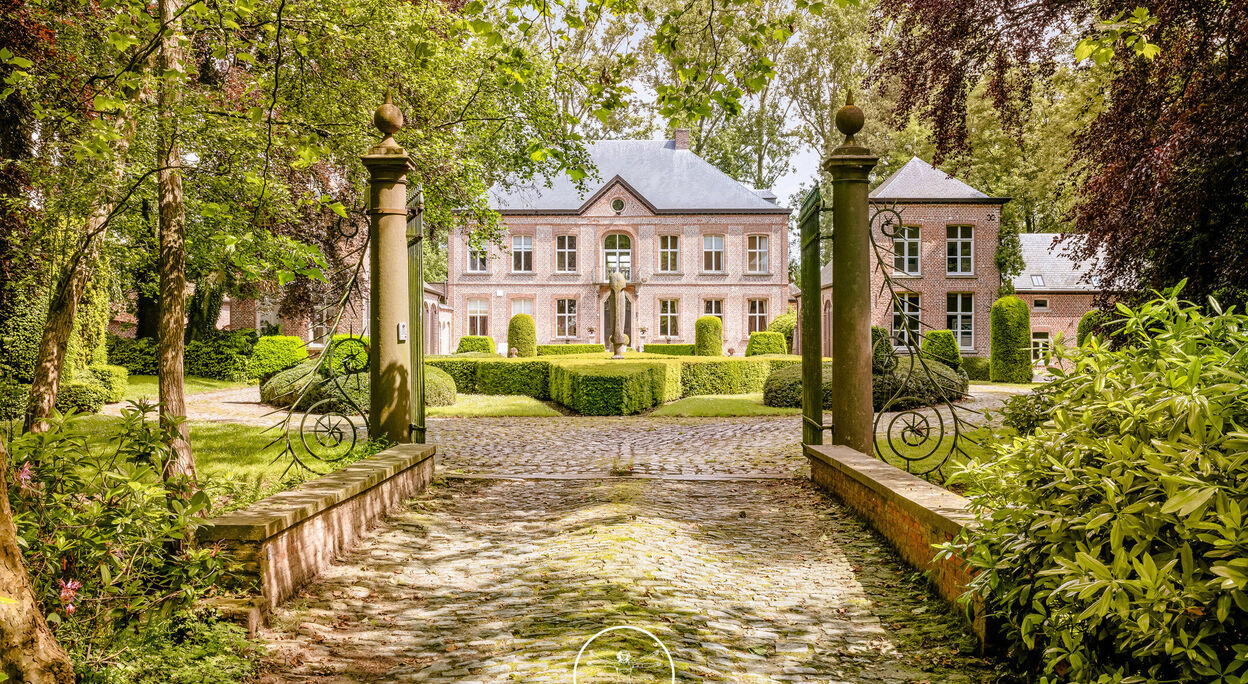 Kasteel du Grand Châtelet op een prachtig domein in Celles