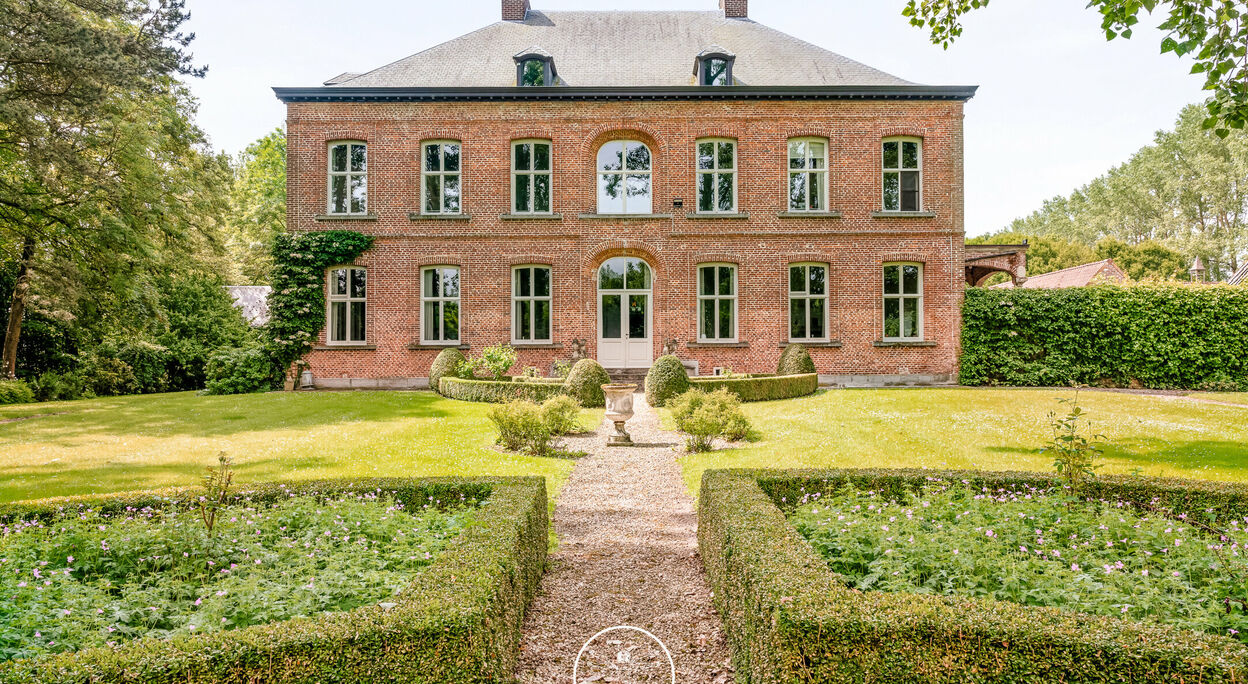 Kasteel du Grand Châtelet op een prachtig domein in Celles