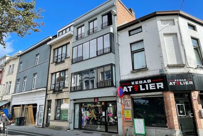 Woning met handelsruimte en 3 appartementen te koop in Gent