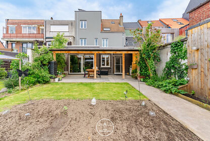 Unieke woning met zes slaapkamers, tuin en garage in Gent